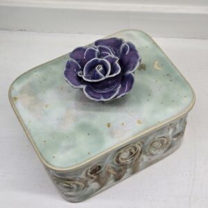 Võitoos lilla-roheline