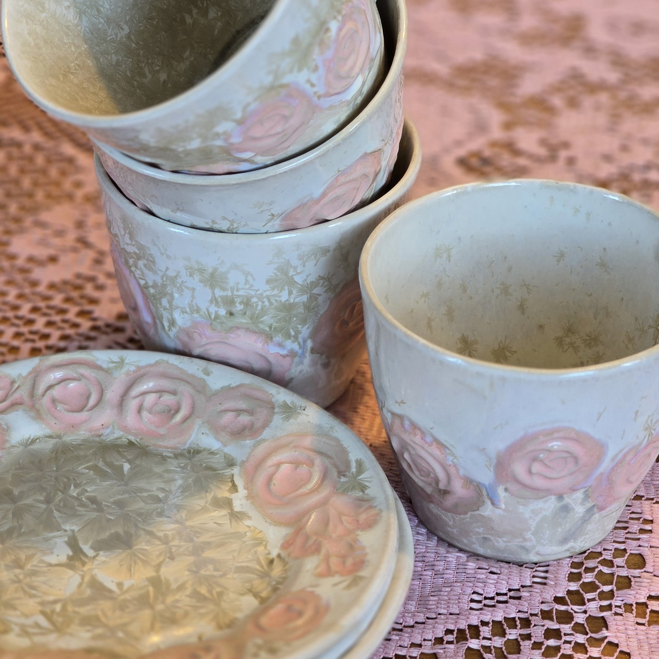 Tass 450 ml Roosad roosid, valge kristall - Image 3